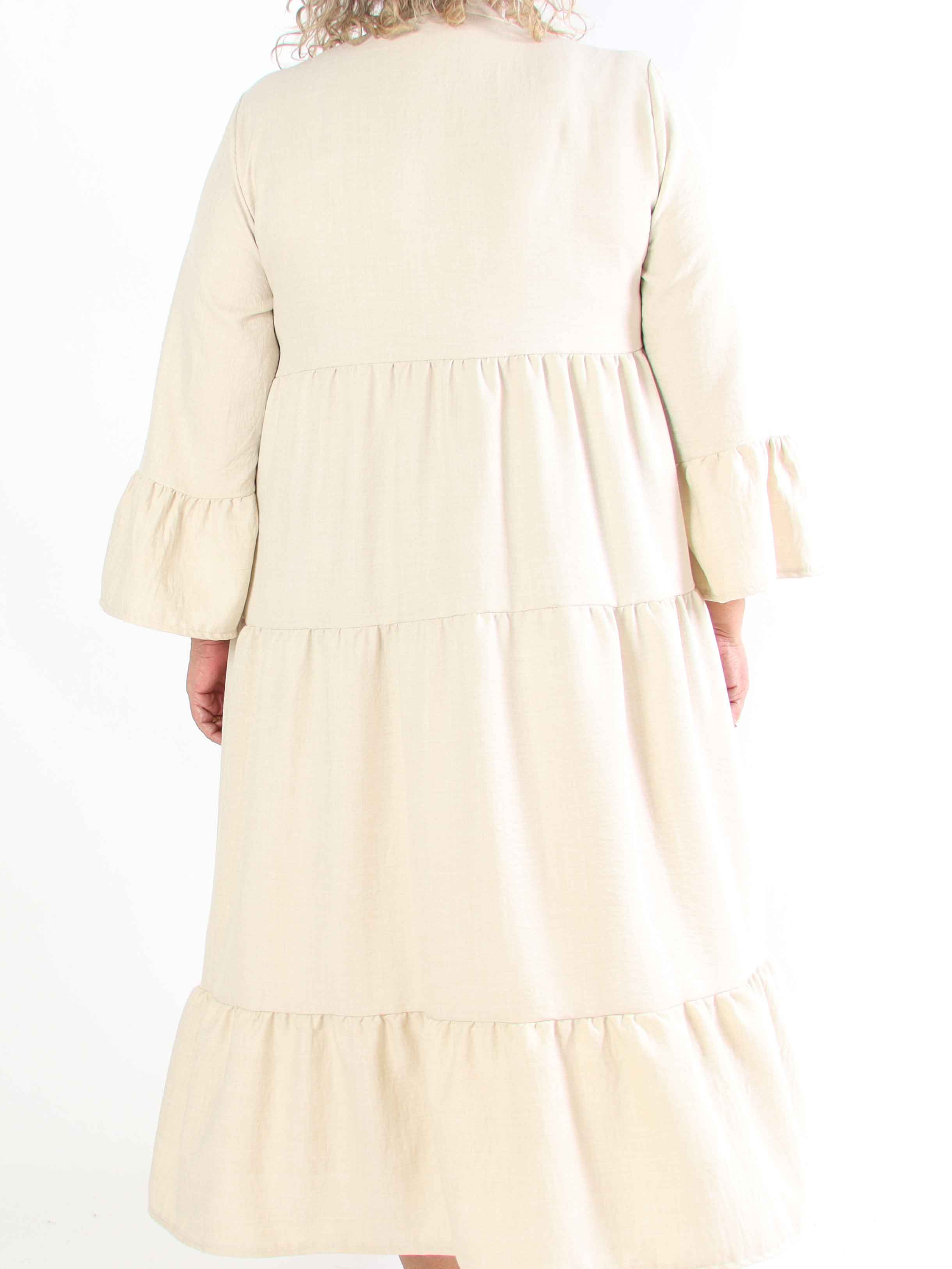 Arjana - Plus size kjole med lag på lag look og knapper